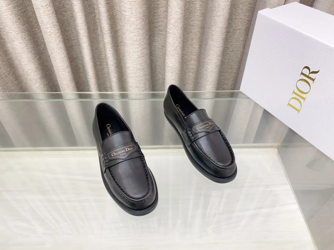 👟👟Ex-factory price 660👟👟 25Ss new Dior Boy loafers This Dior Boy loafer is a new product in the 2024 winter ready-to-wear series. It incorporates Dior's extraordinary craftsmanship and reinterprets the classic loafer design. Crafted from materials including suede and lambskin, it's enhanced with an integrated white fur lining and features a gold-tone Christian Dior Paris signature on the front leather tab. Paired with rubber soles, soft and comfortable. Upper: cowhide, inner padding: comfortable sheepskin, sole: rubber sole, size: 35-39 (40 customized, non-refundable)